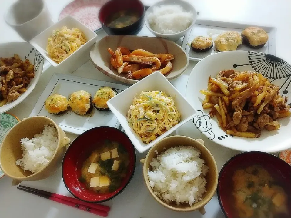 Snapdishの料理写真:夕食(*^^*)
豚肉とポテトのバターカレー炒め
ハラミ焼き
しいたけのツナチーズ焼き
スパサラ(ベーコン、卵、きゅうり
お味噌汁(小松菜、豆腐)|プリン☆さん