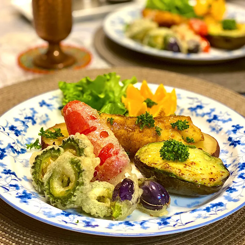 Snapdishの料理写真:ちょこっと揚げ物の日💕野菜天ぷら、焼きチーズアボカド、鱈のカレームニエル|paaruさん