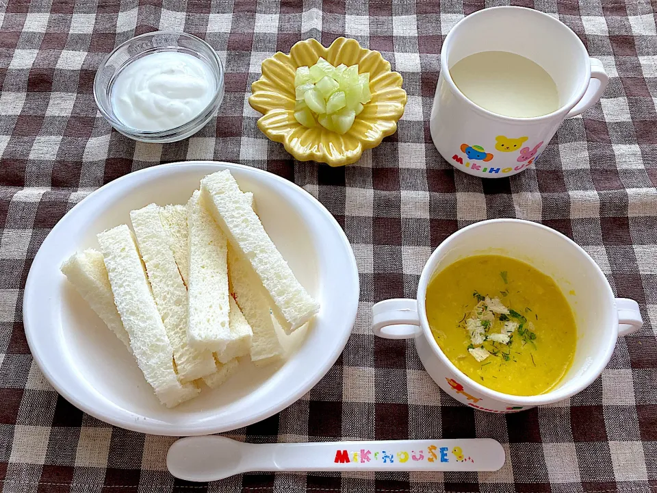 【離乳食】コーンスープ、食パン、ぶどう、ヨーグルト、ミルク|sayaさん