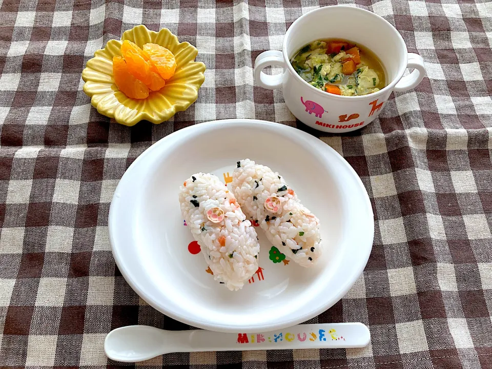 Snapdishの料理写真:【離乳食】おにぎり（アンパンマンまぜこみごはん）、野菜とかき卵のおみそ汁、みかん　#OnigiriAction|sayaさん