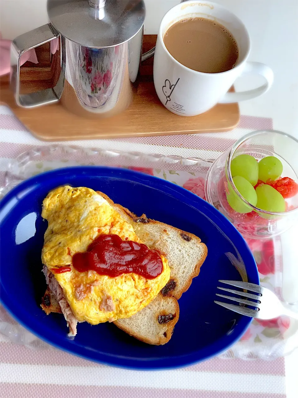 ツナチーズオムレツトースト🍞シャインマスカット🍇ルビーグレープフルーツ🍊ソイラテ☕️|gunlove❤さん