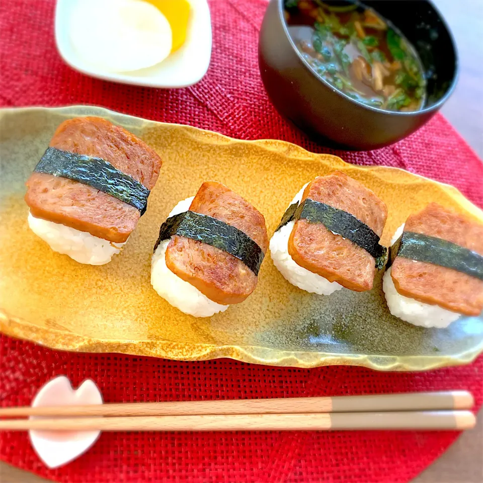 Snapdishの料理写真:小さめスパムおにぎりの朝ご飯|chicaocafeさん