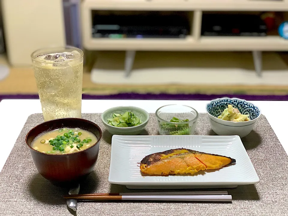 Snapdishの料理写真:ばんごはん。銀鱈西京焼き、ポテトサラダ、インゲンのおひたし、きゅうりの浅漬け、玉ねぎとじゃがいものお味噌汁。|yukiさん