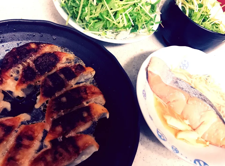 焼き餃子、鮭とキノコのホイル焼き|まみみさん