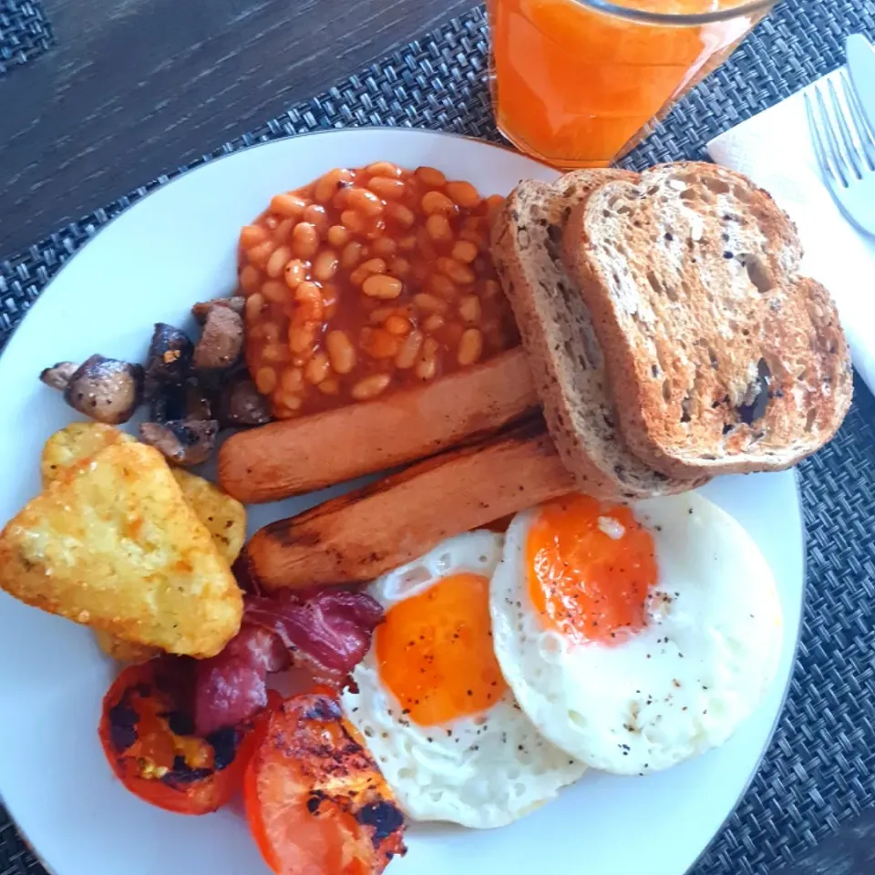 Big breakfast with orange, grapefruit juice|YCさん