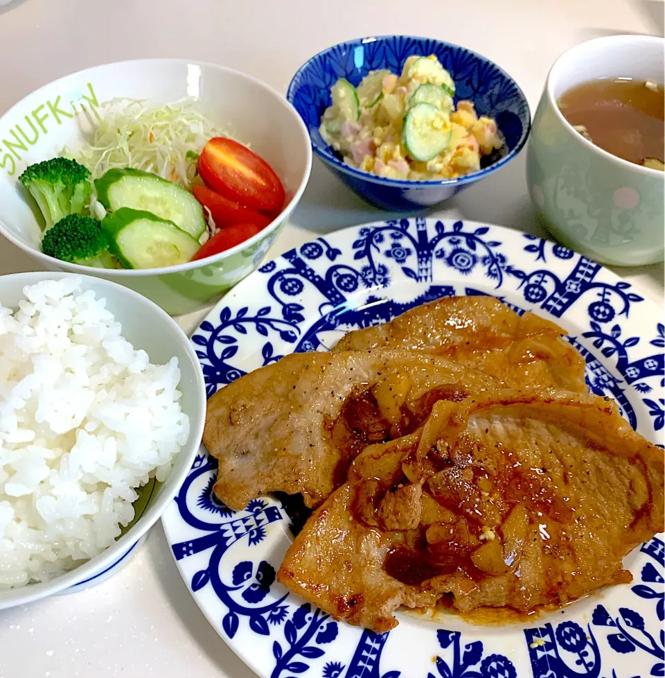 夜ご飯😊サラダ、ポテトサラダ、豚肉のガーリックペッパー、お味噌汁|とまこ(*^o^*)さん