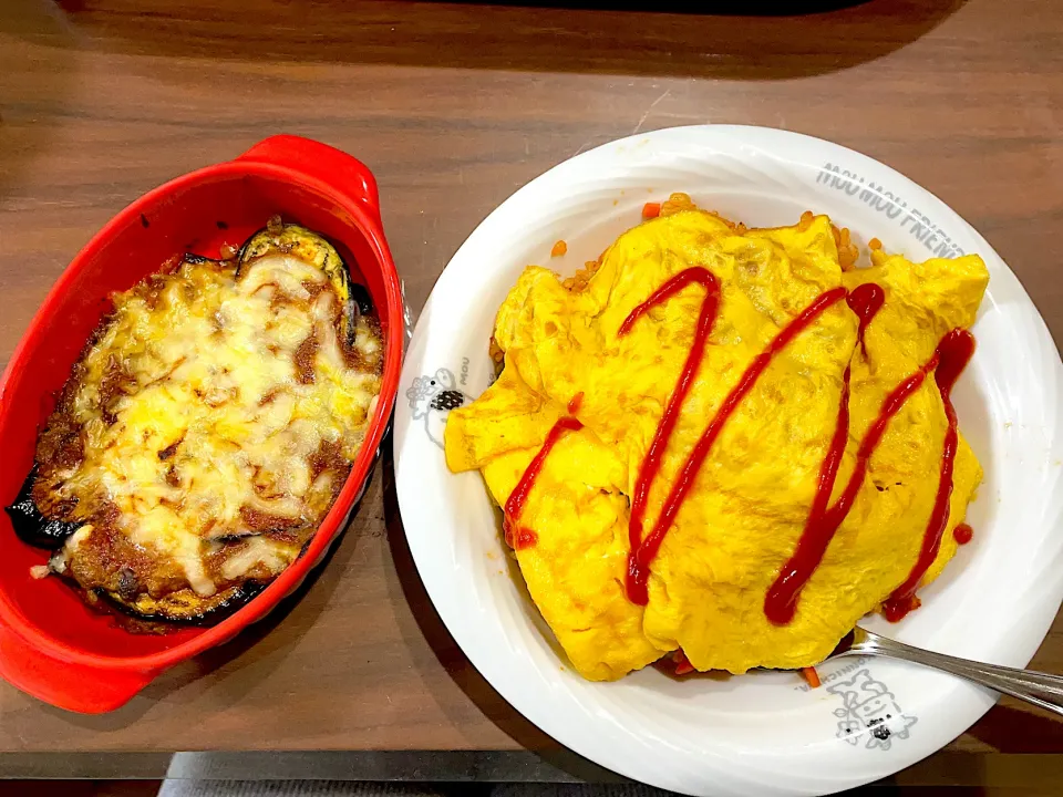 Snapdishの料理写真:ホットプレートで大量オムライス　なすと余りカレーで焼きカレーグラタン|おさむん17さん