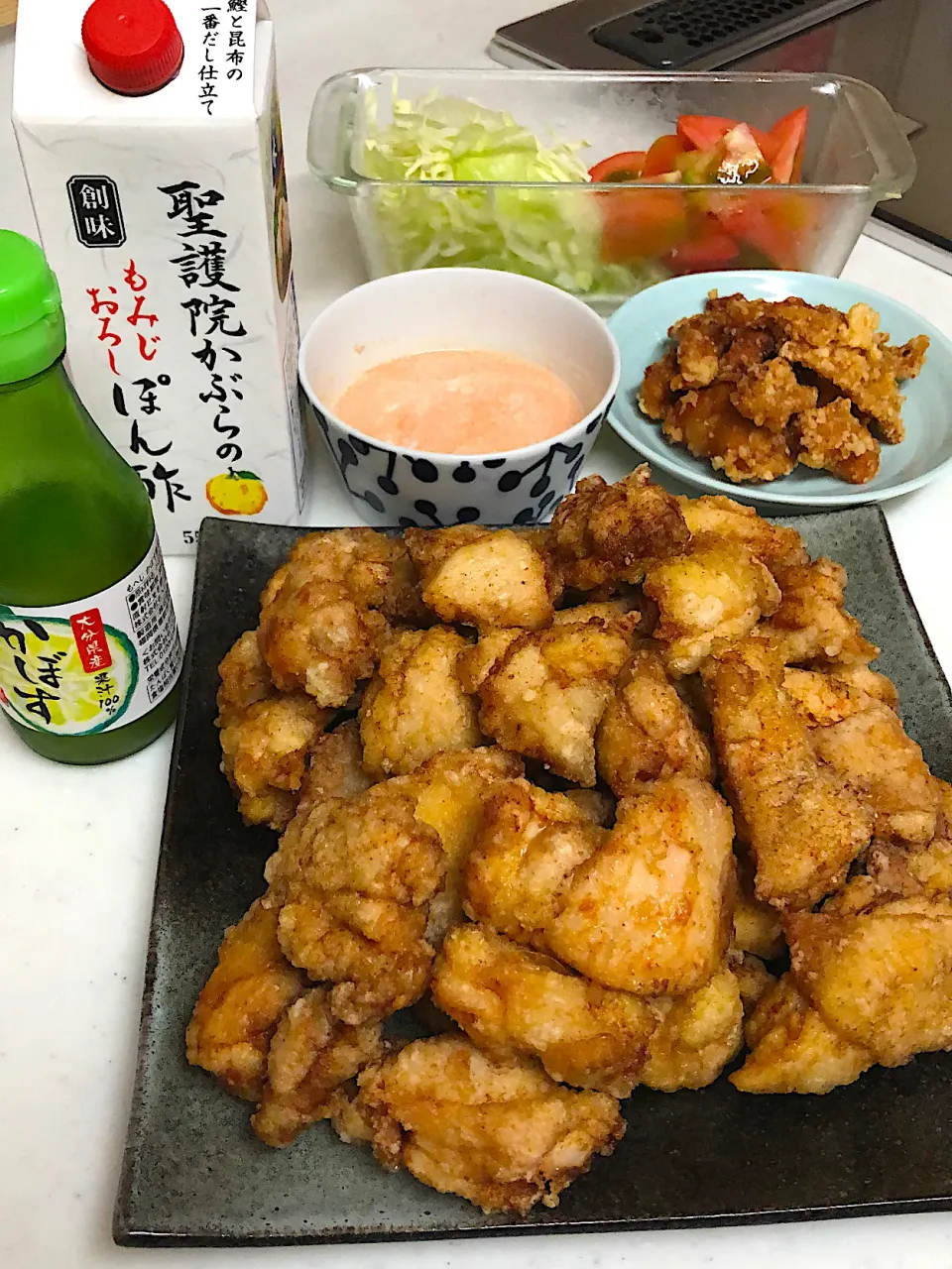 Snapdishの料理写真:今夜は唐揚げ＆鶏皮揚げ。おろしポン酢、かぼす、明太マヨ、柚子胡椒、醤油マヨ、柚子胡椒。そのままでも、味を足しても、お好みで。|ゆーこ。さん