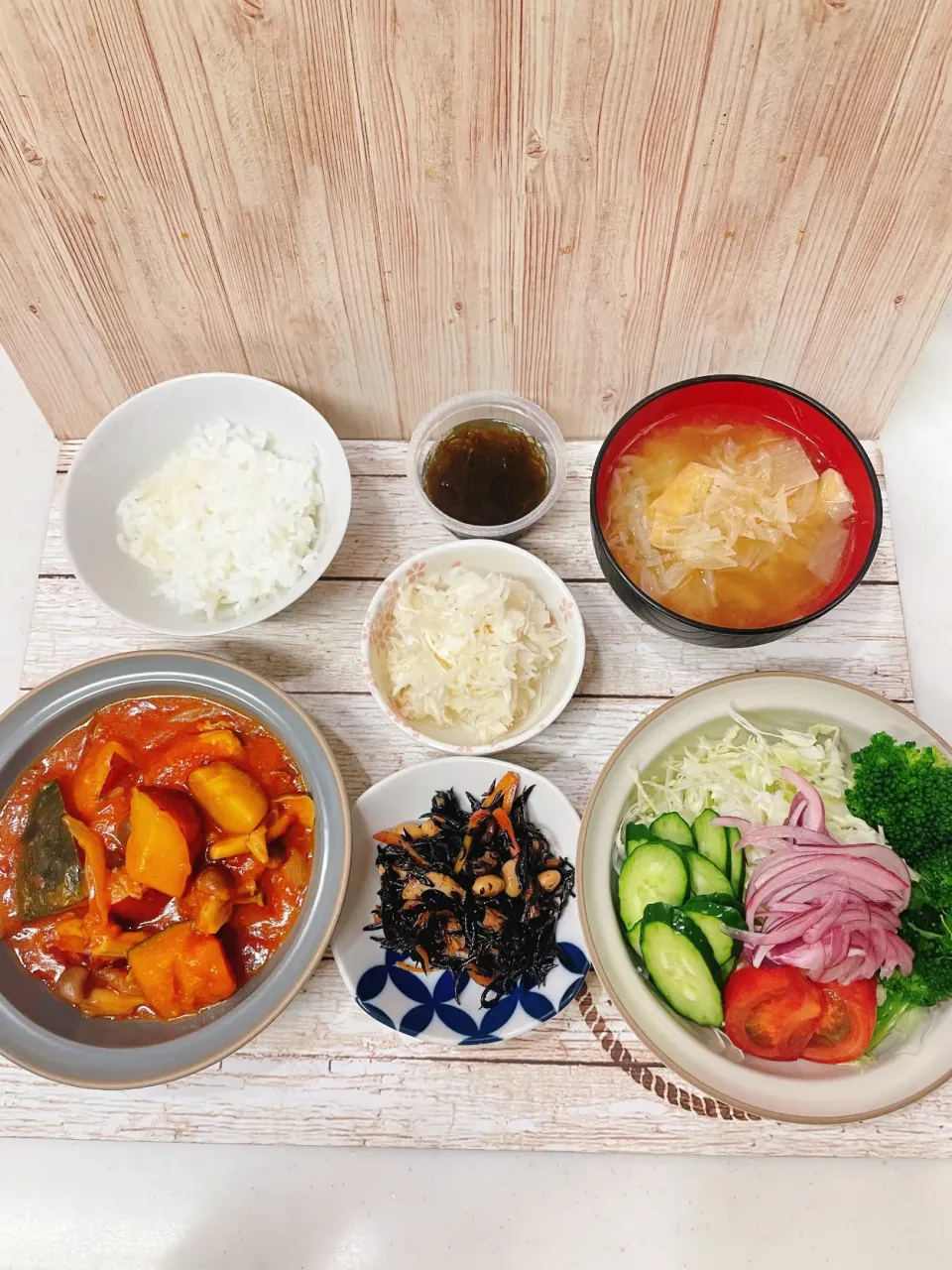 チキンとかぼちゃ🎃とさつまいも🍠のトマト煮込み|chou  chouさん