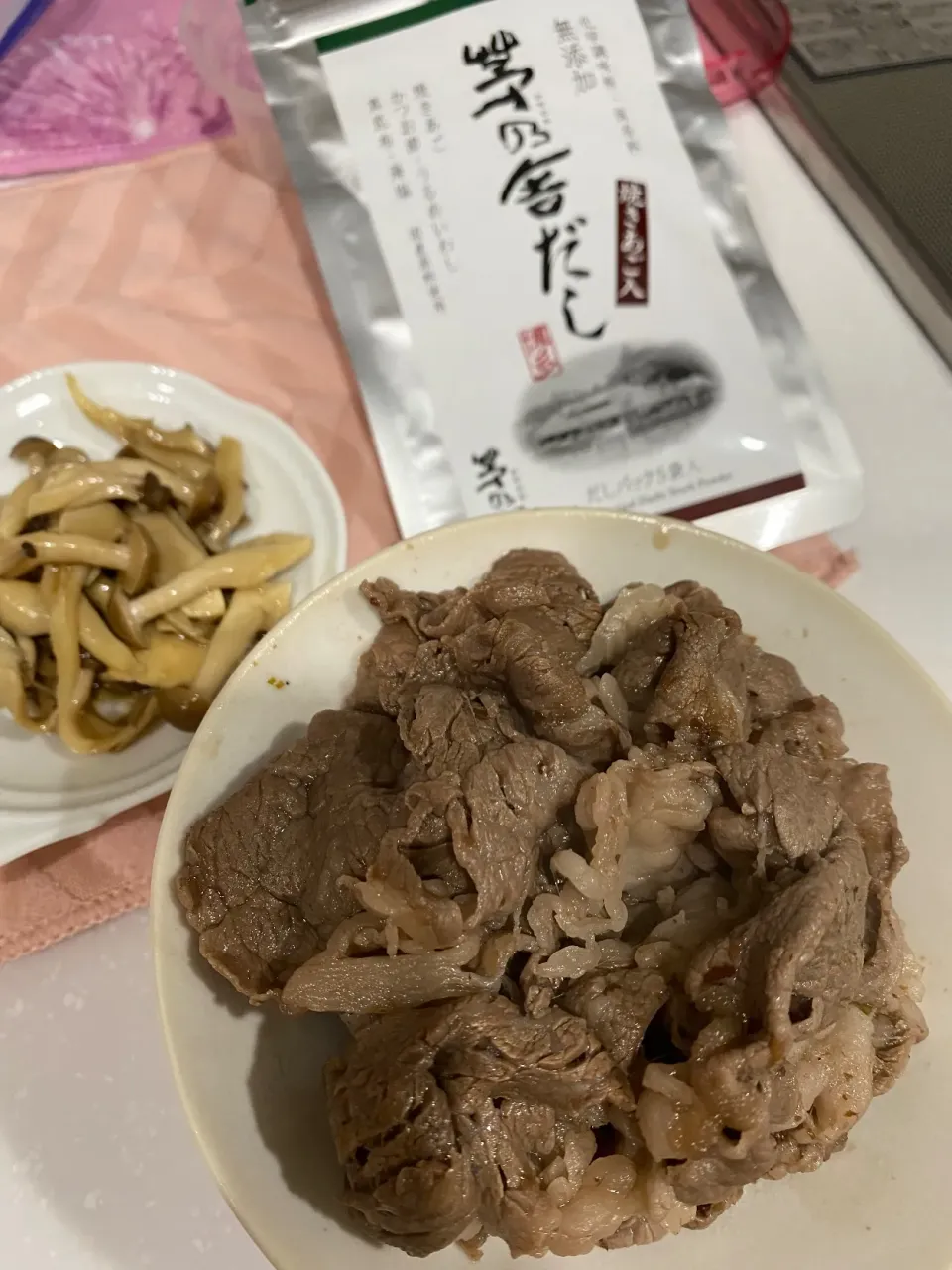 Snapdishの料理写真:茅乃舎だしと赤ワインの牛丼、きのこの中華マリネ|kimi_mikiさん