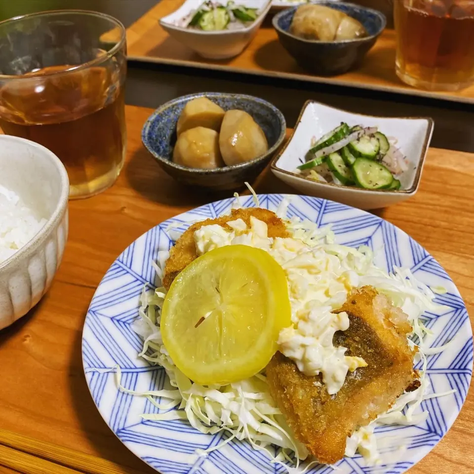 Snapdishの料理写真:秋鮭のフライとタルタル
里芋の煮っ転がし
もやしときゅうりのゆかり酢|ちぐあささん