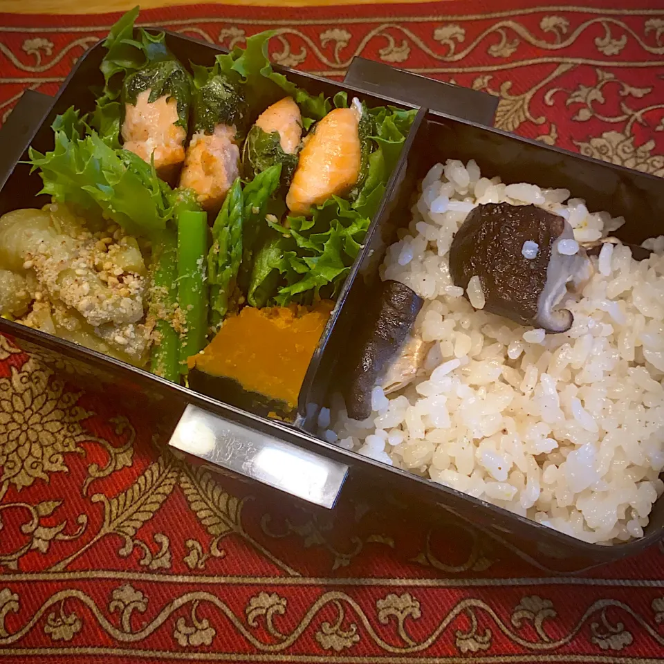 鮭の紫蘇巻と、焼き茄子と、アスパラの胡麻和えと、南瓜の煮物と、椎茸ご飯弁当|もえさん