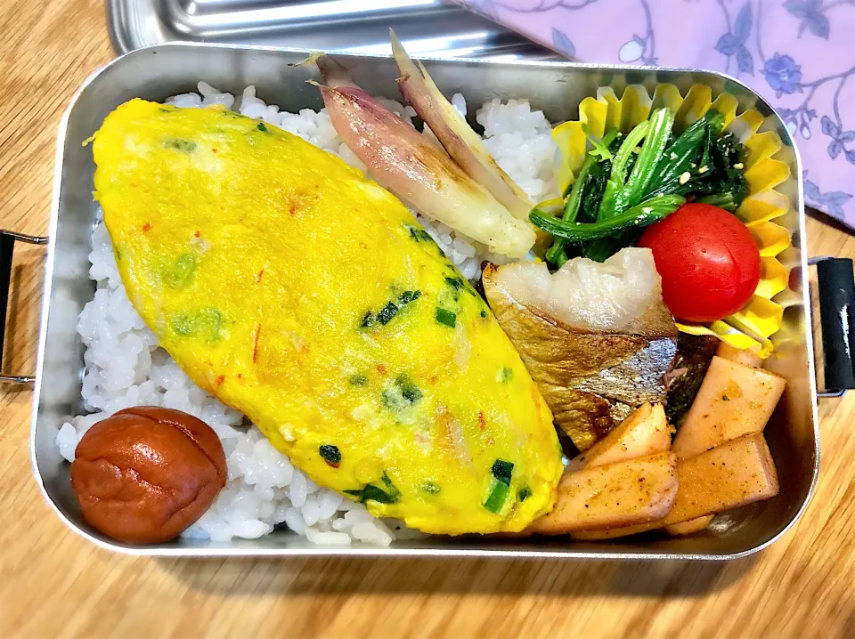 サラ弁　　　　　　　　　　　　　　　　　　　ネギとカニカマのオムレツ　塩サバ　ほうれん草胡麻和え　ソーセージのカレー風ソテー　茗荷炒め|じゅんさんさん