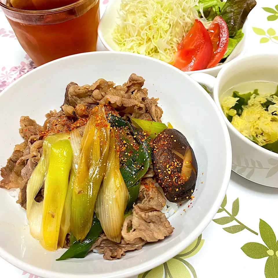 長ネギですき焼きの様な牛丼|まみっこさん