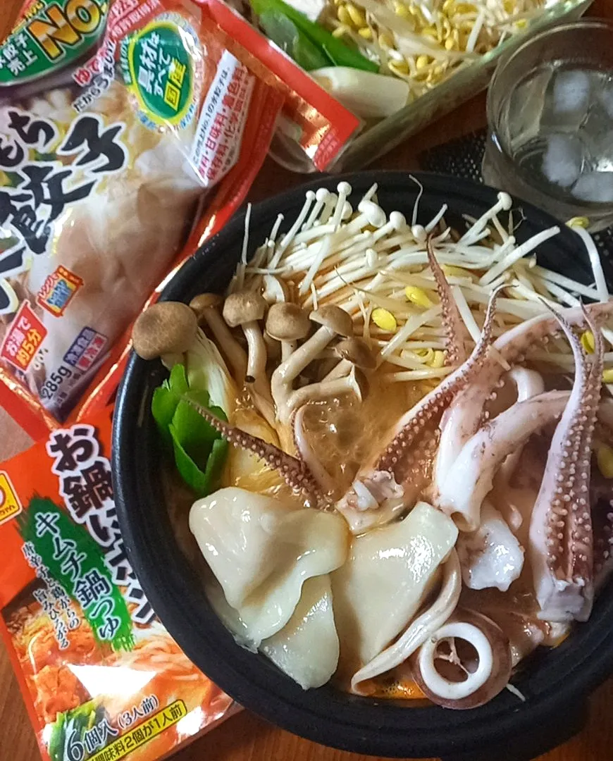 Snapdishの料理写真:ｲｶと水餃子のｷﾑﾁ鍋|まりおさん