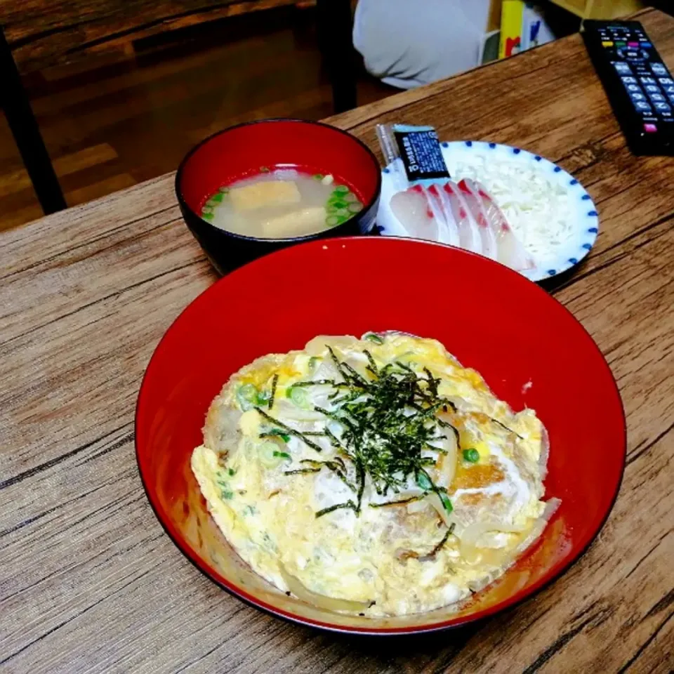 コロッケ丼。ばあちゃんからもらった刺し身。|ariyo4200さん