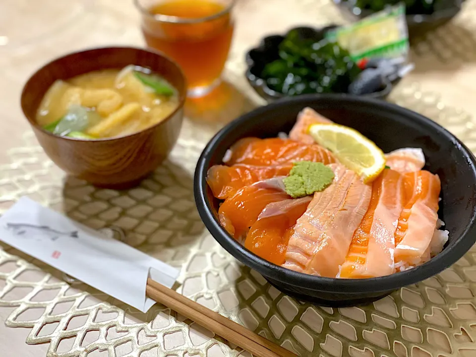 サーモン丼|ひろさんとゆりさんさん