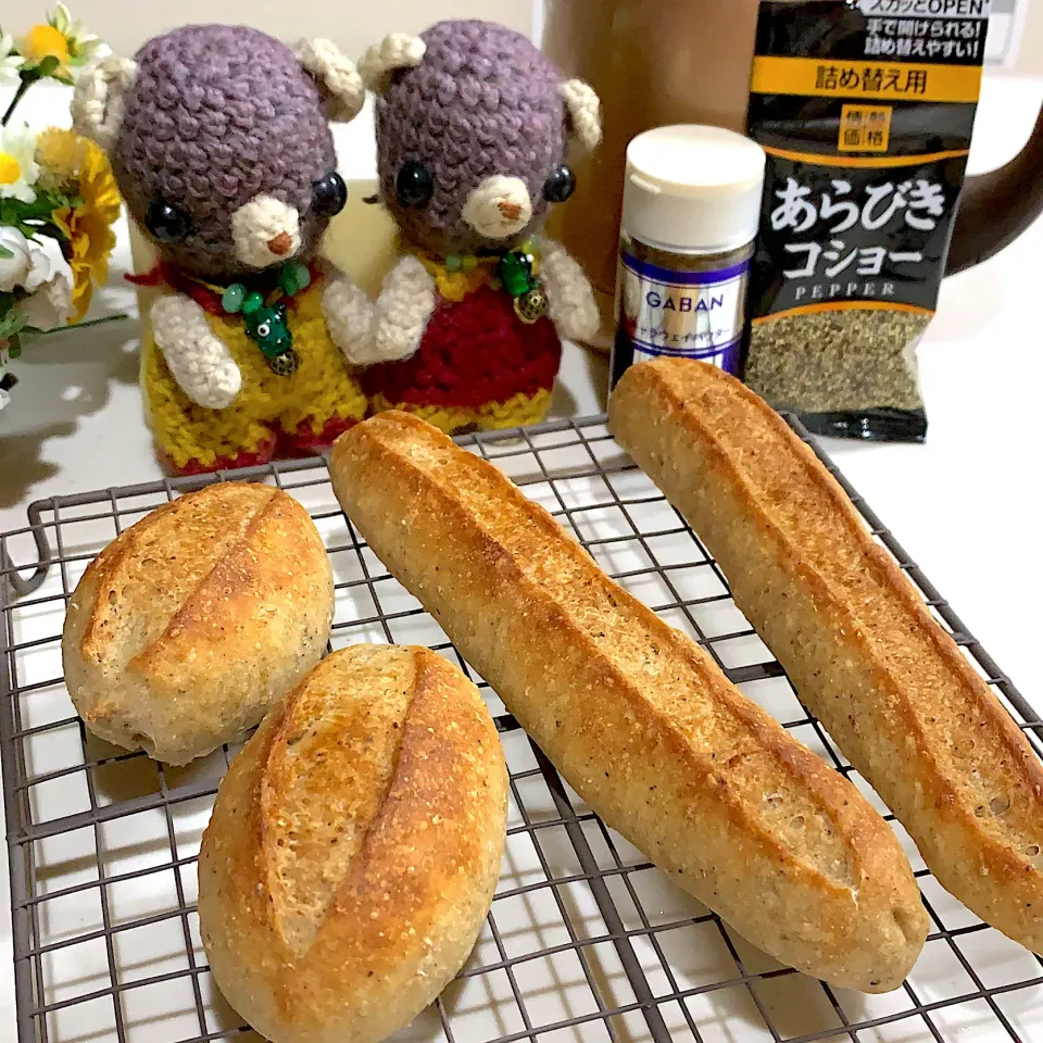 Snapdishの料理写真:キャラウェイと胡椒のライ麦パン焼き立て(´∀｀*)|chagashiさん