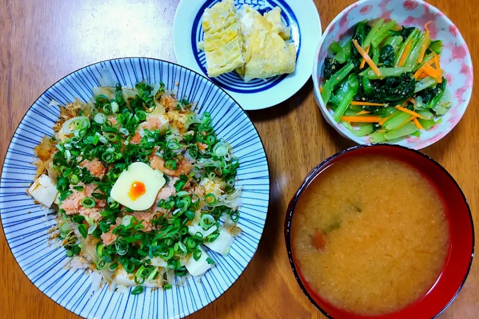 Snapdishの料理写真:１０月１０日　明太子豆腐丼　しらすのだし巻き　小松菜のナムル　なめことわかめのお味噌汁|いもこ。さん