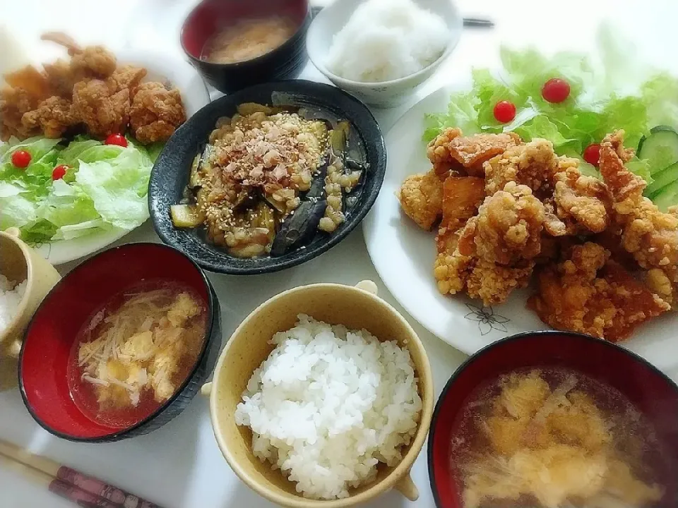 夕食～(*^^*)
唐揚げ&サラダ🥗
茄子と揚げ玉煮浸し
えのきとベーコンと卵スープ|プリン☆さん