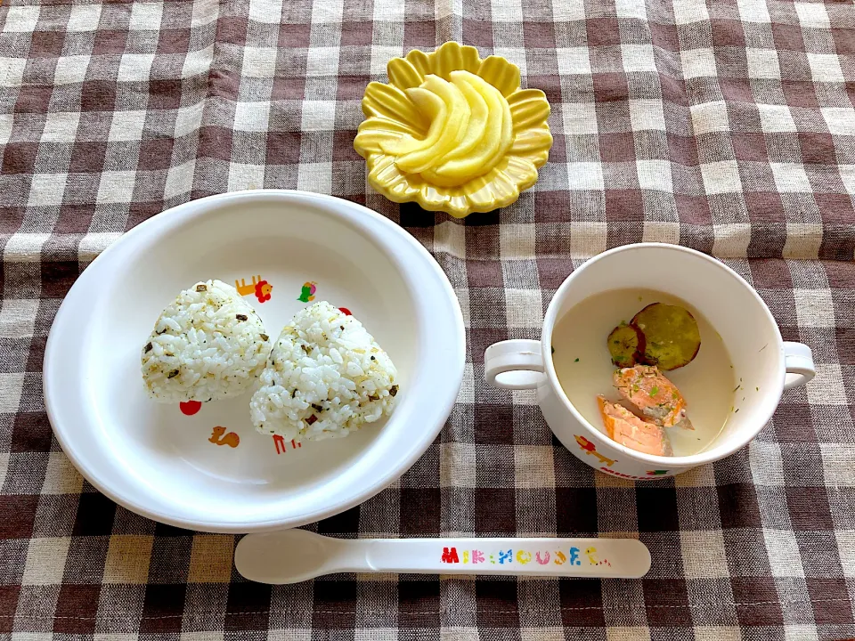 【離乳食】おにぎり（しらすわかめ）、鮭とさつまいものおみそ汁、りんご                sayaさんの料理 おにぎり（わかめ）、鮭とさつまいものみそ汁、りんご　#OnigiriAction|sayaさん