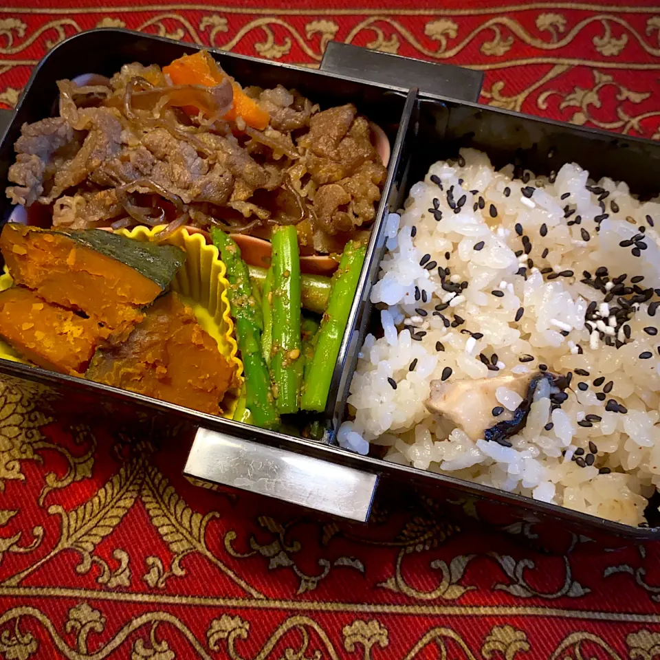 牛肉と牛蒡の炒め煮と、南瓜の煮物と、アスパラの胡麻和えと、椎茸ご飯弁当|もえさん