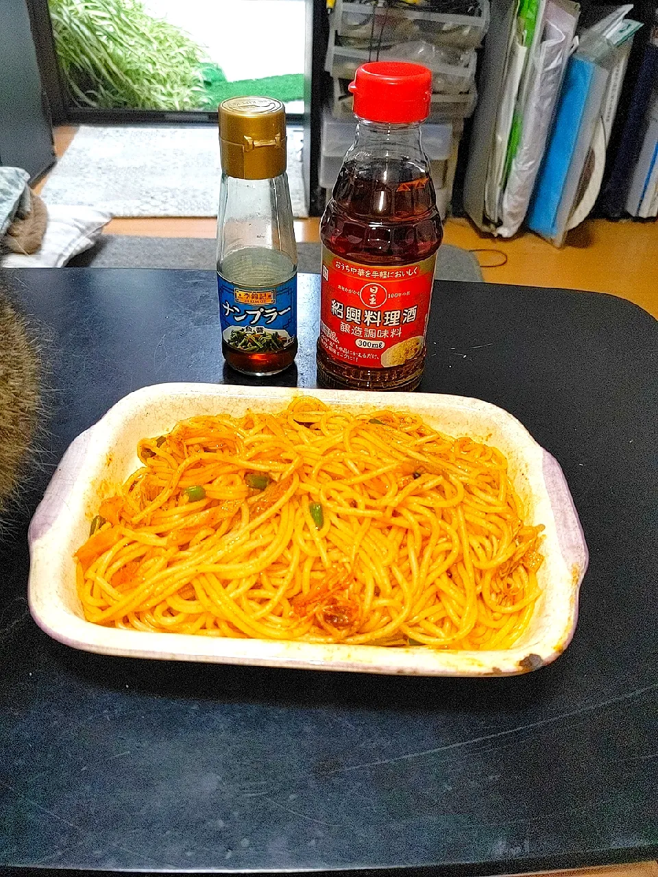 夜勤明け紹興酒とナンプラー（アンチョビの代用で）木の子とトマトパスタ|Tarou  Masayukiさん