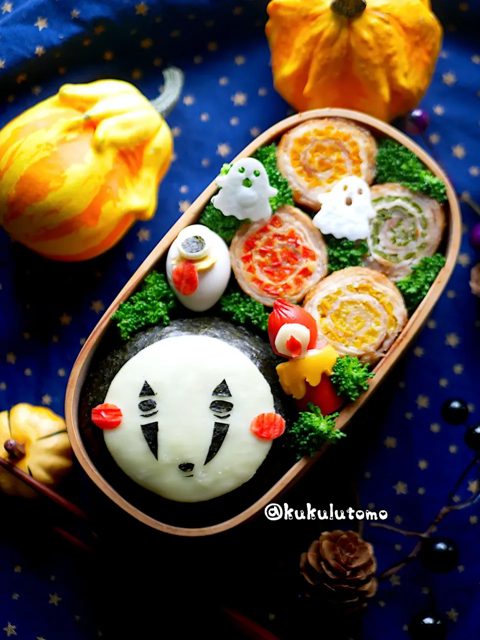 Snapdishの料理写真:(i.i)ァ…ァ…ァ…カオナシ爆弾おにぎりハロウィン弁当|kukulutomo ❁𓎪 ⡱𓎩‎𐩢𐩺𓎪 ⡱さん