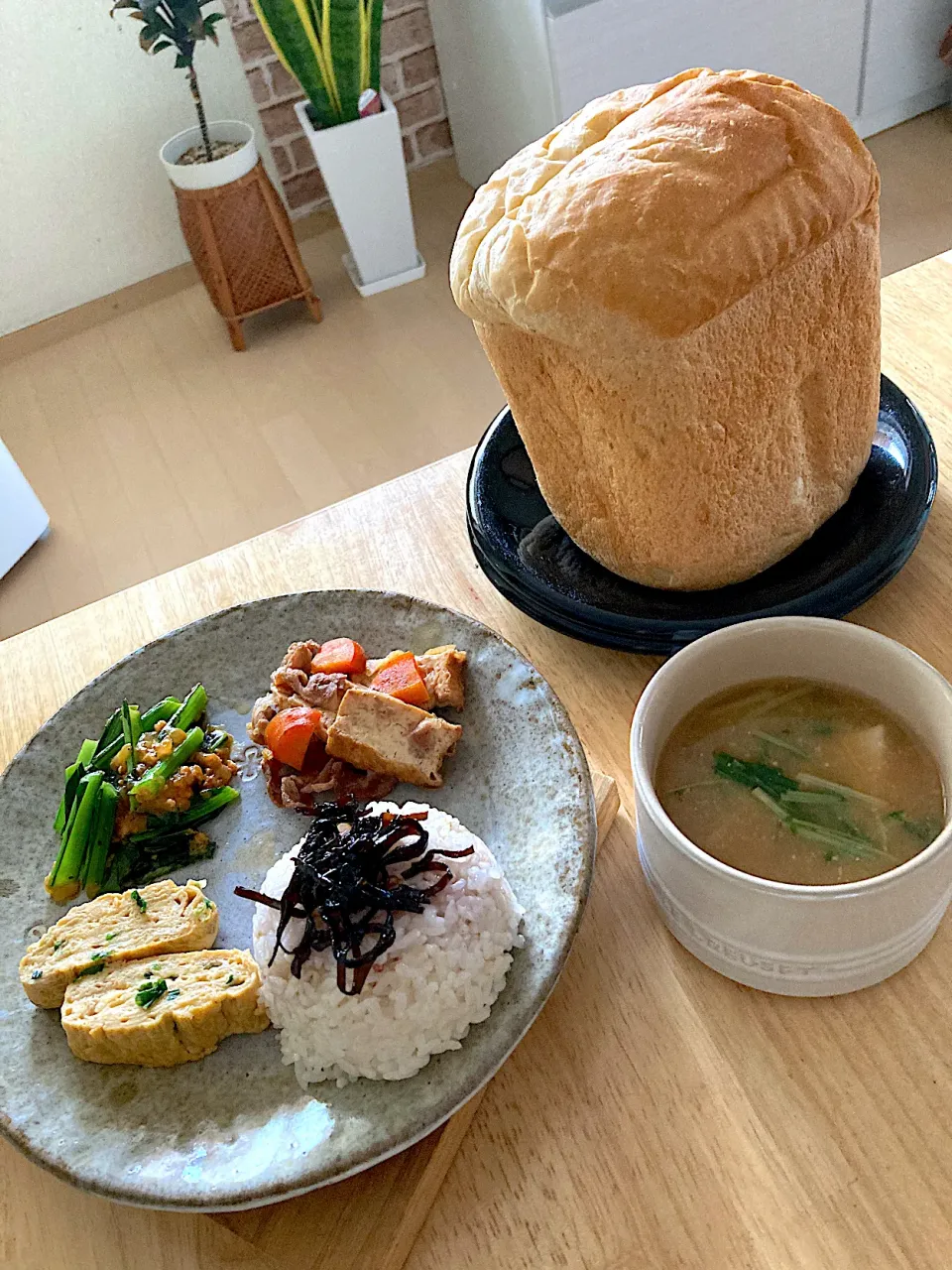 朝焼き全粒粉食パン🍞と旦那さんお弁当オカズでmyランチプレート🥸|さくたえさん