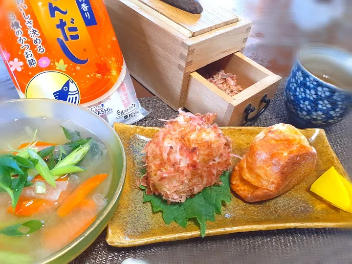 Snapdishの料理写真:サミカさんの料理
　いつものおにぎりじゃない
　　おにぎり🍙二種

夏じゃないけど冷やし味噌汁|びせんさん