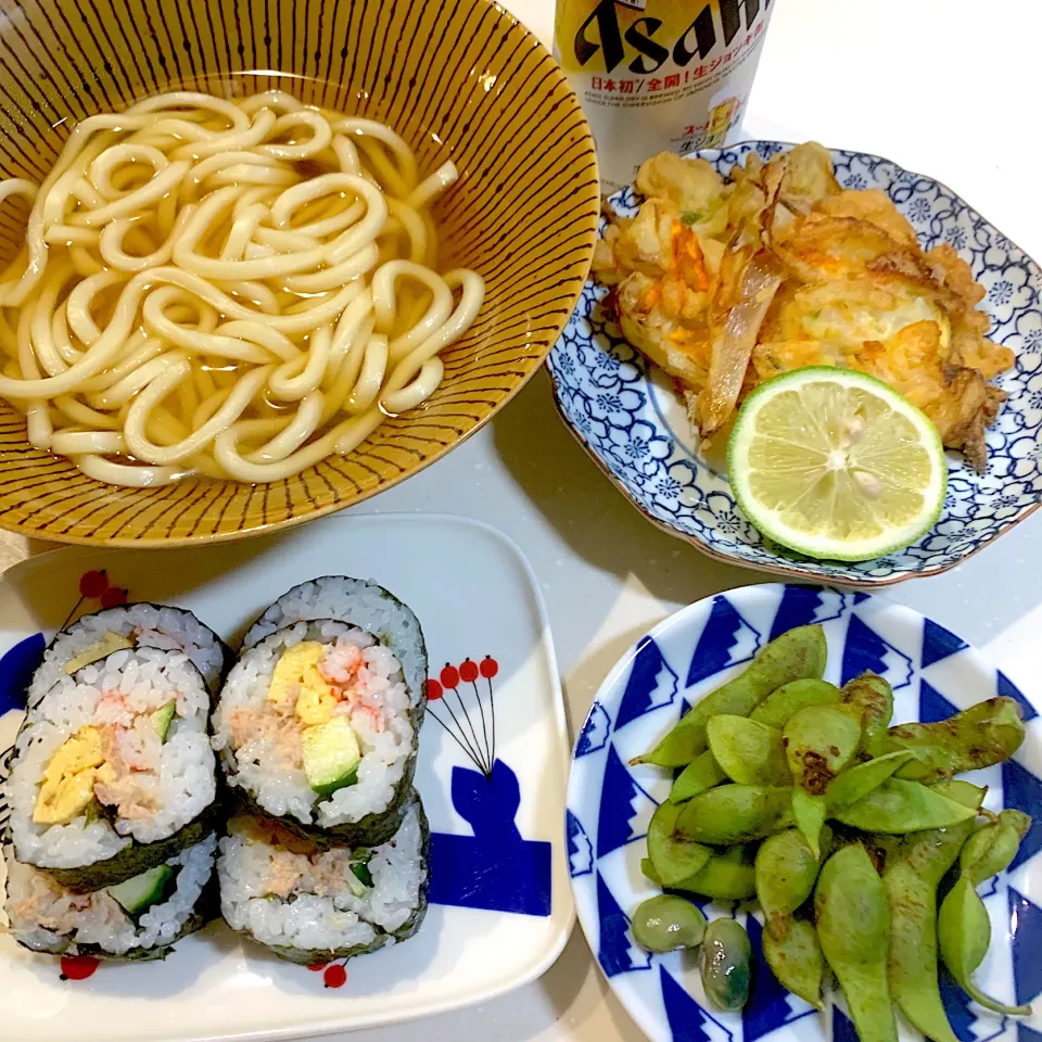 夜ご飯😀サラダ巻き、丹波篠山の黒枝豆、平岡農園さんのアレンユーレカレモンの皮入り野菜と海老のかき揚げ、うどん|とまこ(*^o^*)さん