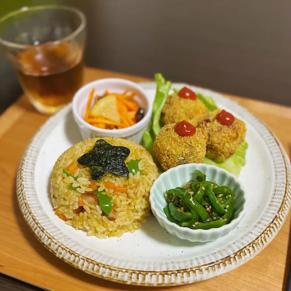 Snapdishの料理写真:かぼちゃのコロッケ
レモン風味の人参ラペ
おかかピーマン
炊飯器カレーピラフ|ちぐあささん