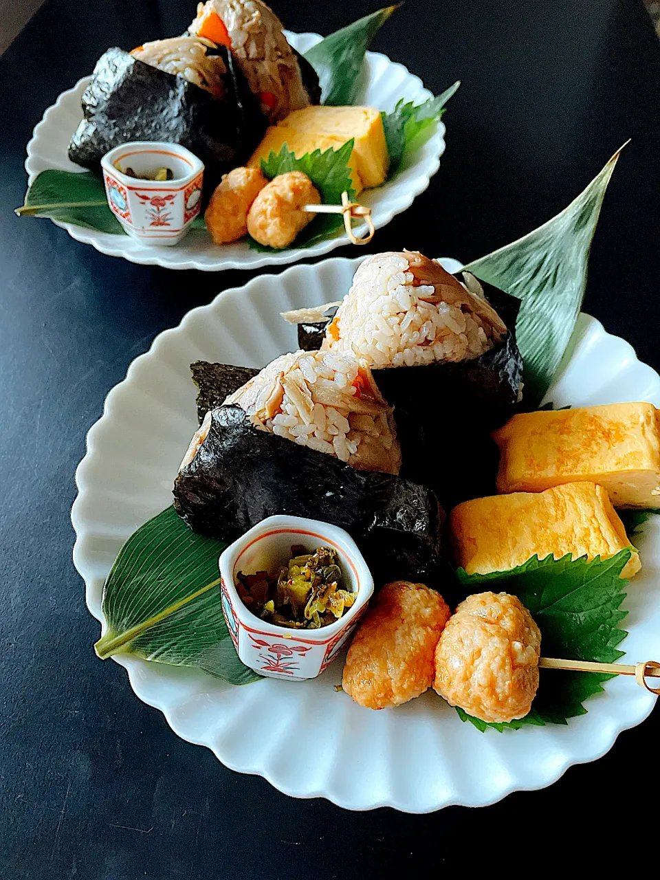 鶏ごぼうときのこの炊き込みご飯でおにぎりランチ🍁🍂|とんちんさん