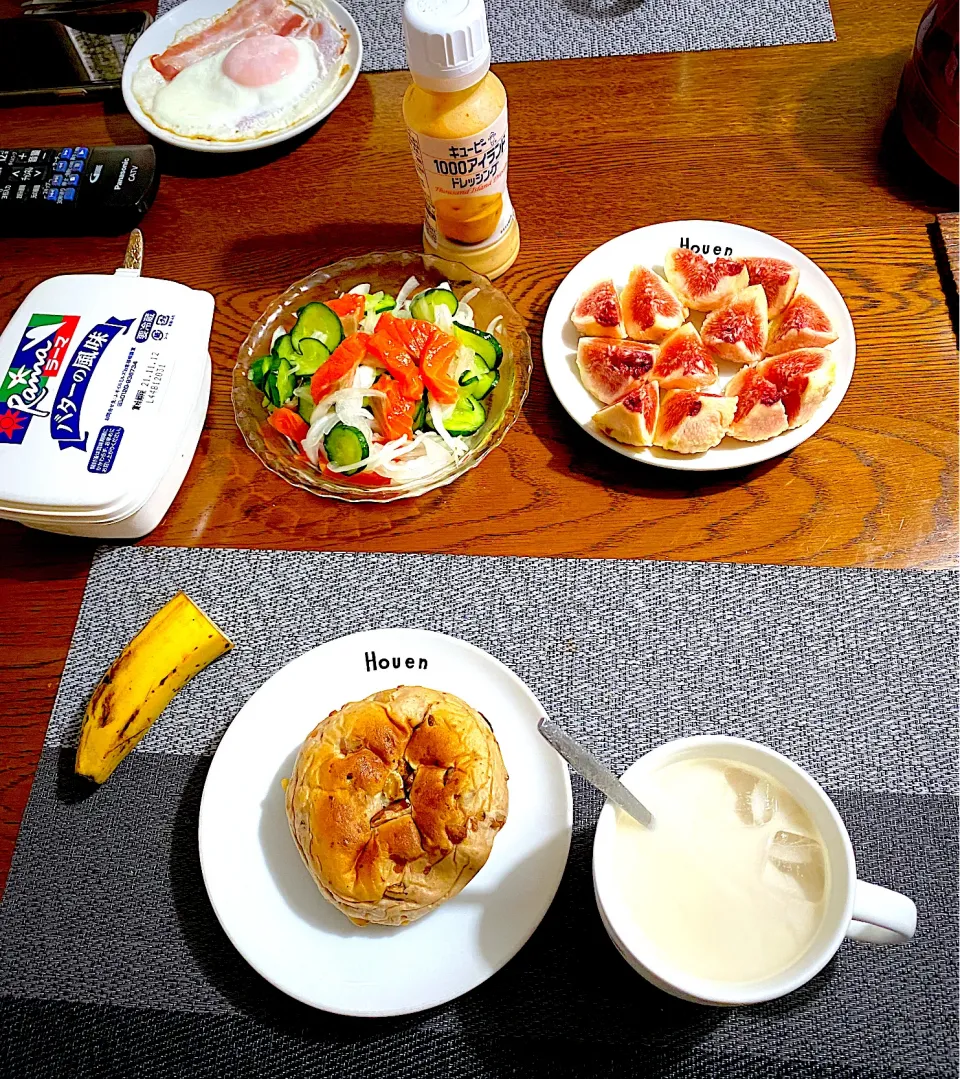 Snapdishの料理写真:10月 12日　朝ごはん　胡桃パン、カフェオレ、バナナ、いちじく、サーモンマリネ|yakinasuさん