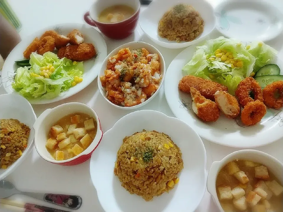 夕食(*^^*)
カレーピラフ
カニクリームコロッケ&イカリングフライ
サラダ🥗
たらことじゃがいものバターチーズ焼き
オニオン グラタンスープ|プリン☆さん