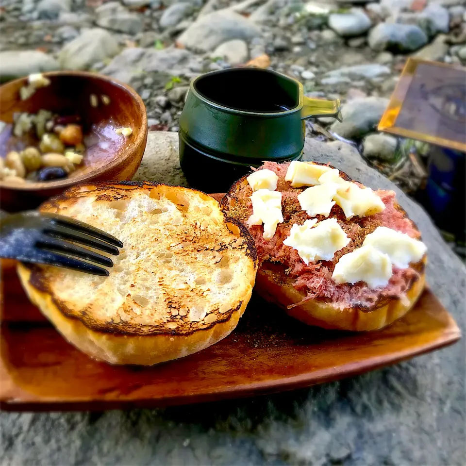 山椒コンビーフとクリームチーズの焼きバーガー|deekay71さん