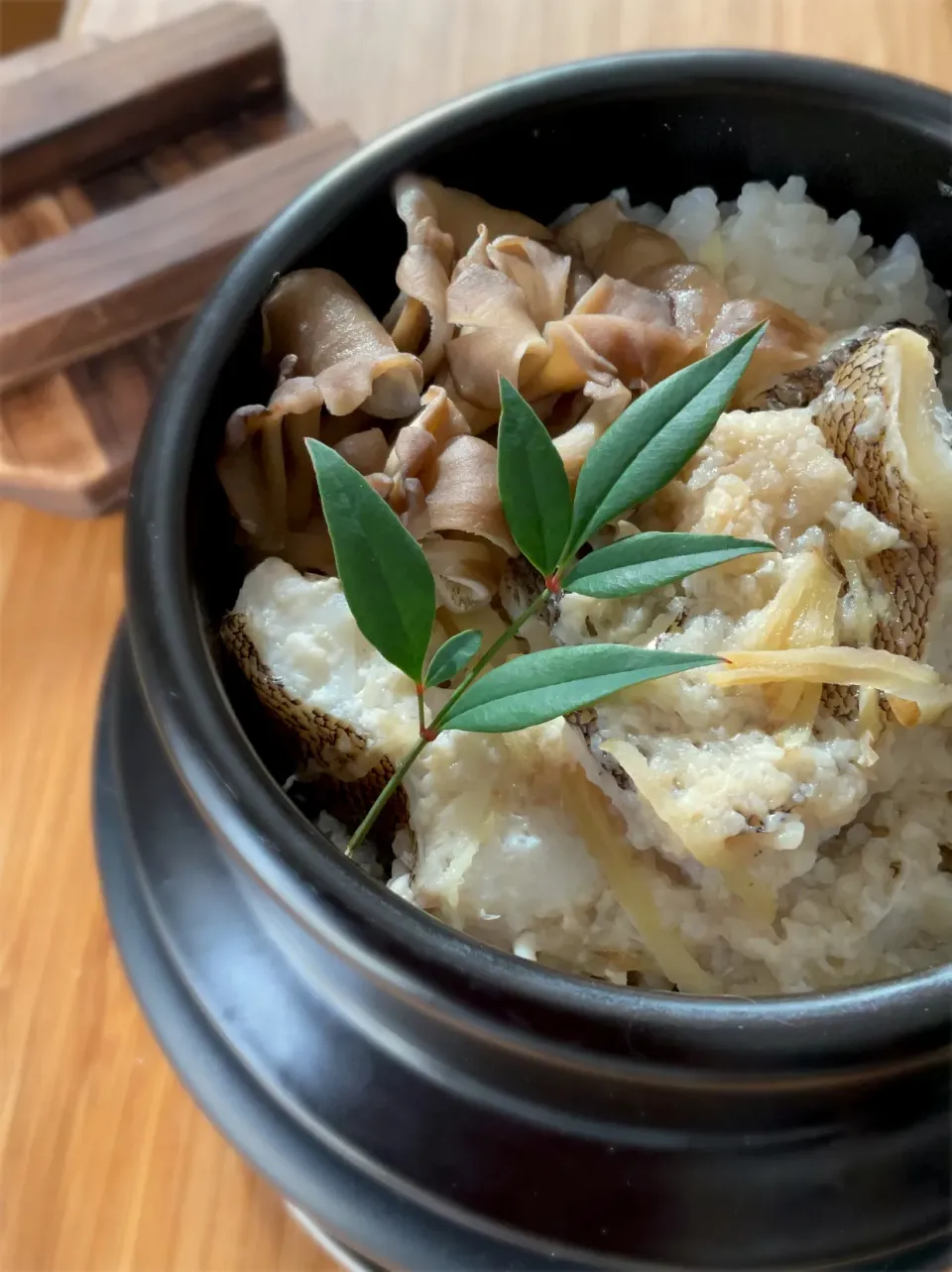 釣り魚🎣オオモンハタの生姜糀漬けと新生姜と舞茸の釜飯|9421beruさん