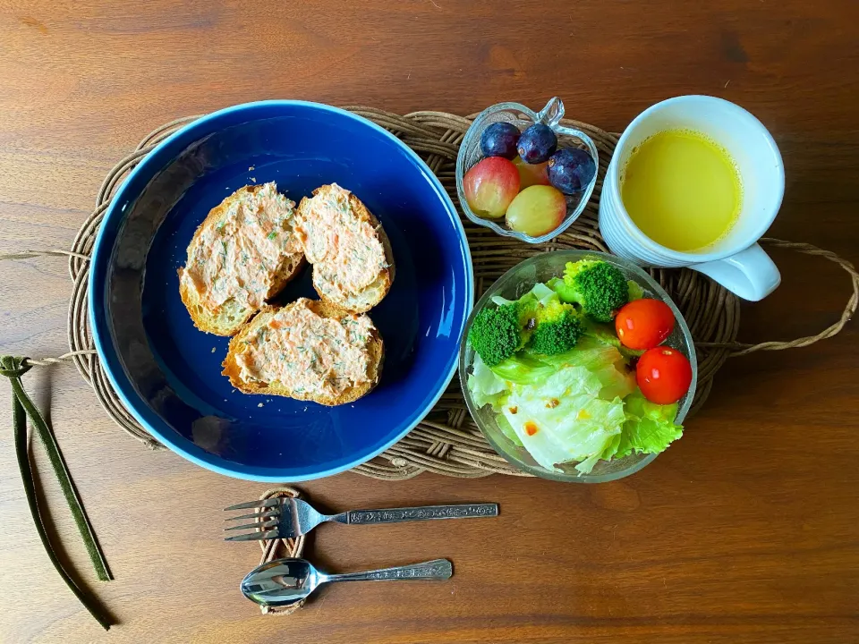 自家製サーモンツナのブルスケッタと朝食かごプレート|wedgeさん