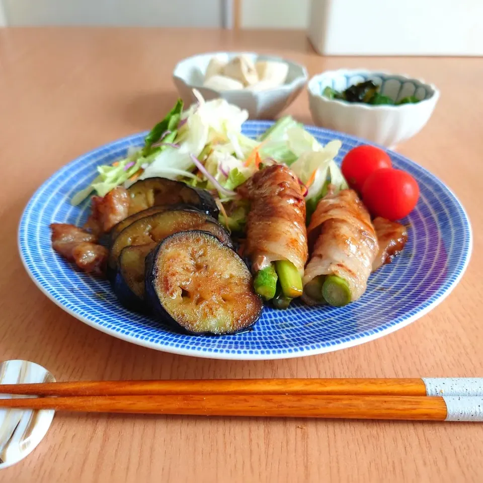 Snapdishの料理写真:【昼ごはん】
アスパラの肉巻き
茄子の照り焼き
わかめときゅうりの酢の物
バナナ|Rie*さん