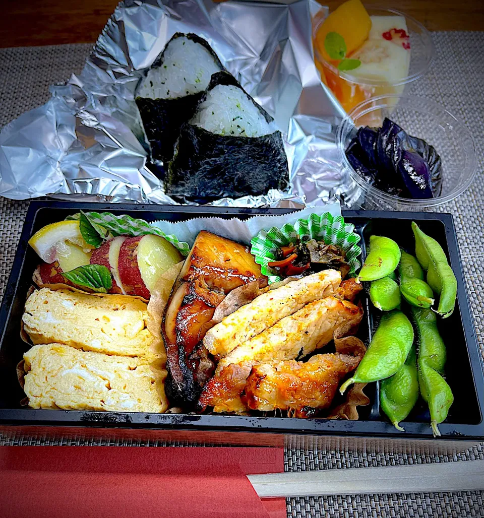 Snapdishの料理写真:地元の新米コシヒカリでおにぎりアクション弁当|まのちゃんさん