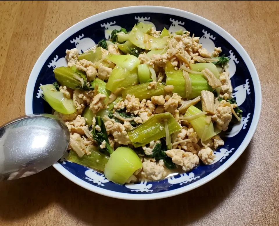 鶏胸挽き肉とチンゲン菜とえのき茸のオイマヨ炒め|ナナさん