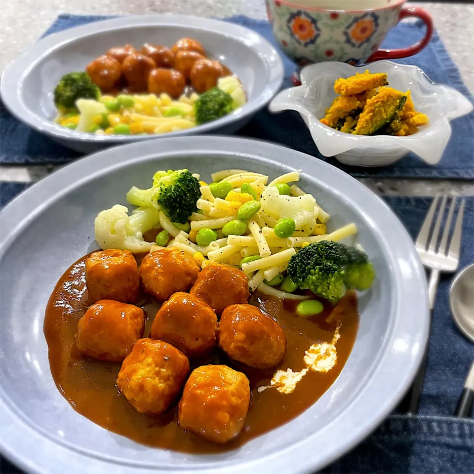 鶏団子のデミソース煮(マカロニ添え)＆カボチャとベーコンのレンジ蒸し|AKUBI*:ஐ(●˘͈ ᵕ˘͈)さん