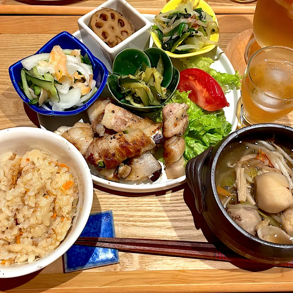 Snapdishの料理写真:具沢山の芋煮汁と炊き込みご飯で晩御飯|mokoさん