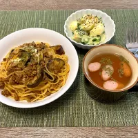 Snapdishの料理写真:茄子と挽肉のボロネーゼ風パスタ コンソメスープ ゆで卵とブロッコリーのサラダ|m iさん