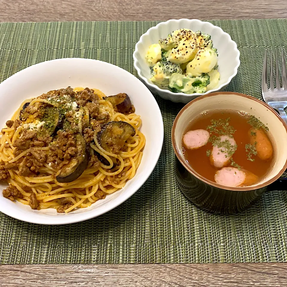 茄子と挽肉のボロネーゼ風パスタ コンソメスープ ゆで卵とブロッコリーのサラダ|m iさん