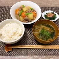 Snapdishの料理写真:ご飯 肉じゃが 味噌汁 ほうれん草のお浸し|m iさん