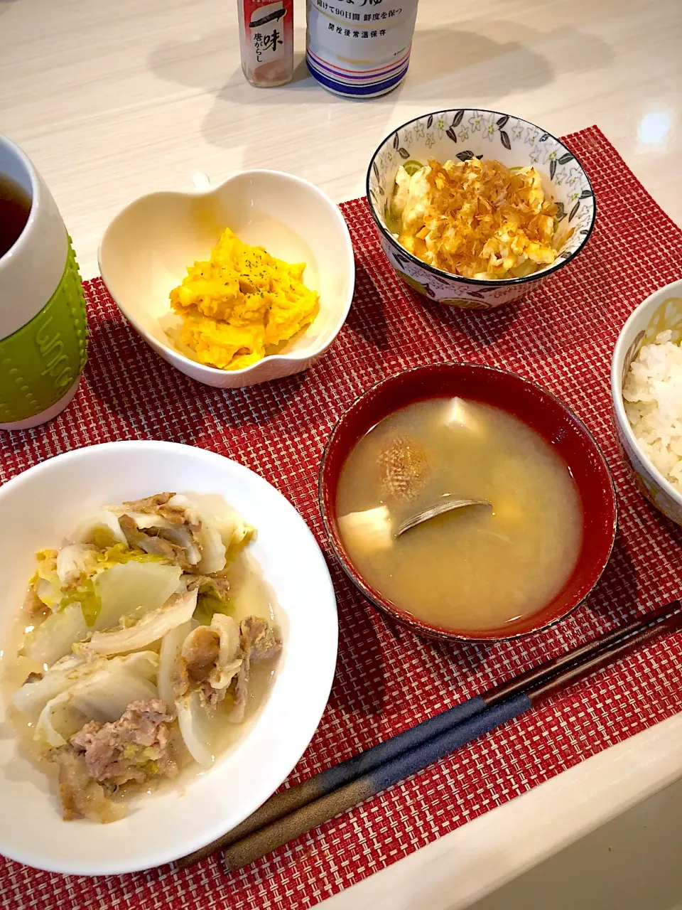 白菜と豚肉のミルフィーユ煮　アサリの味噌汁　カボチャサラダ　豆腐と卵の炒め物|キヨさん