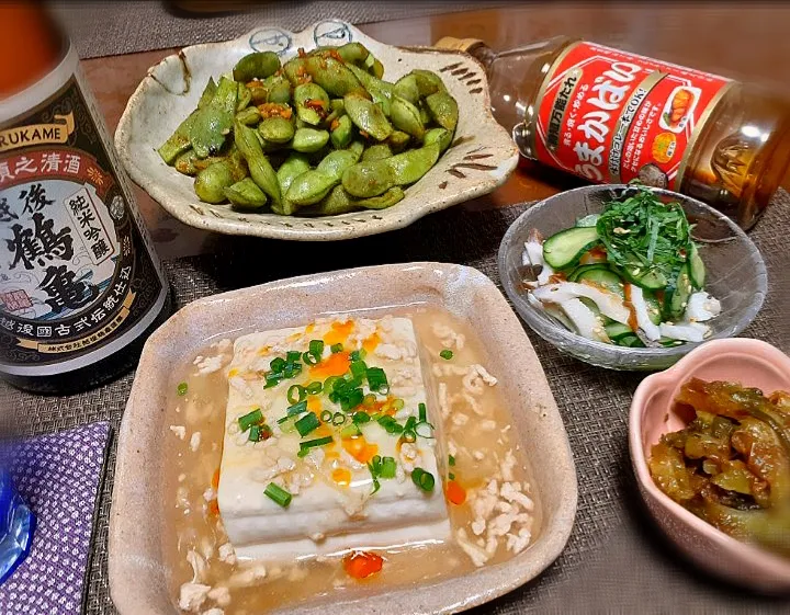 由美さんの料理
　うまかばい枝豆🎶
竹輪ときゅうり酢の物🥒
ゴーヤ佃煮
豆腐の中華風餡掛け🐔|びせんさん