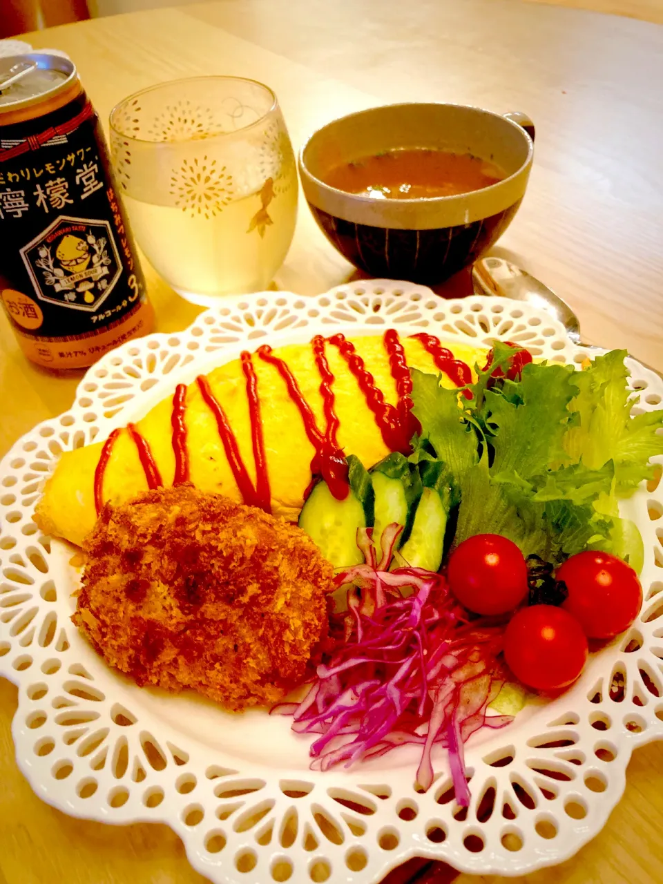 今日の夕食　オムライス　コロッケ　付け合わせサラダ　フルーツ玉ねぎのスープ|ふわ猫はなちゃんさん