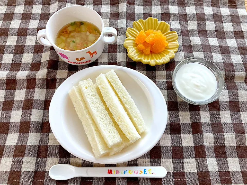 【離乳食】鮭とじゃがいものスープ、食パン、みかん、ヨーグルト|sayaさん